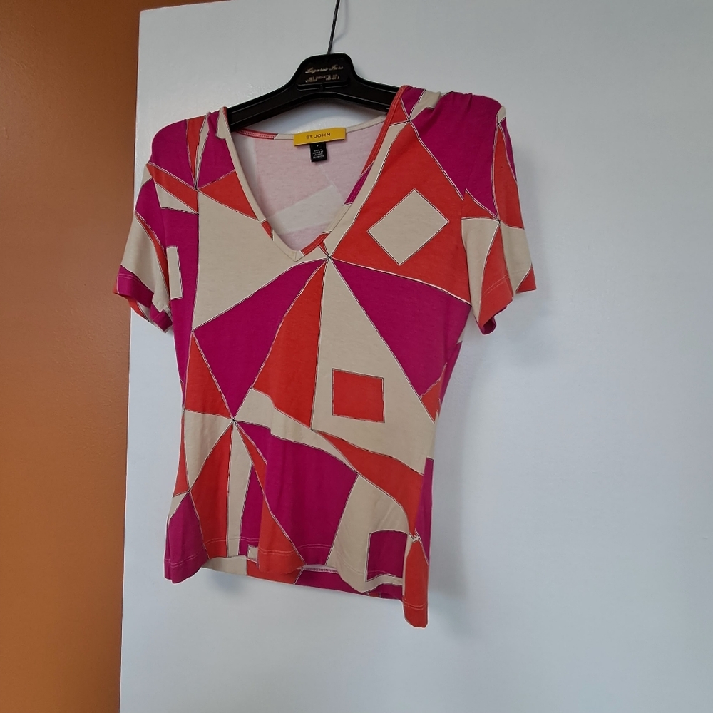St. John V-Neck Short Sleeve Geometric Print Top — Pink, Red, Cream